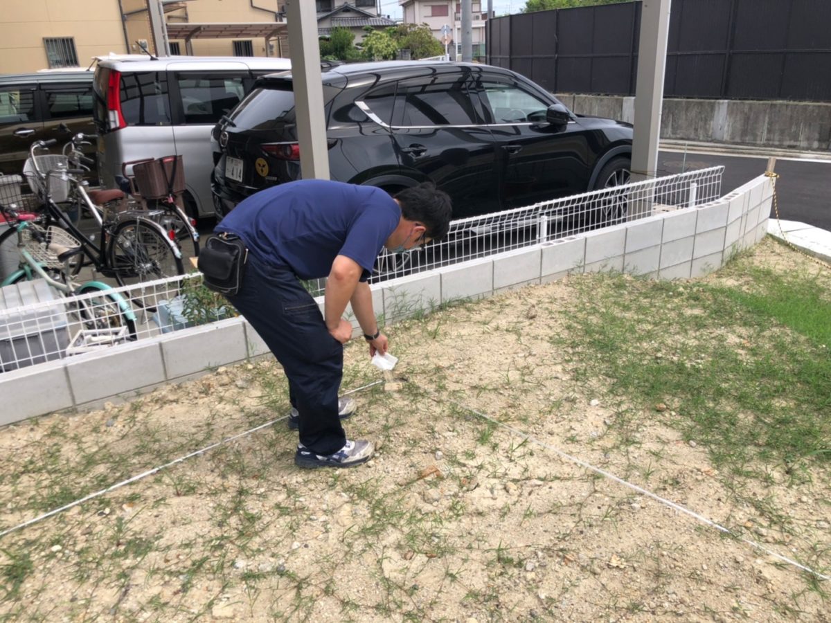 アイデザインホームの現場リポート　地鎮祭の現場リポート　大阪府の工事現場　大阪府で注文住宅ならアイデザインホーム　堺市で注文住宅　自転車と車が写っており、男性が四方お清めをしている様子　