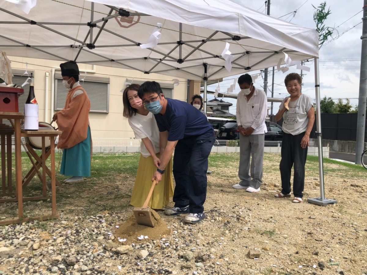 アイデザインホームの現場リポート　地鎮祭の現場リポート　大阪府の工事現場　大阪府で注文住宅ならアイデザインホーム　堺市で注文住宅　夫婦が鍬で土を掘っている