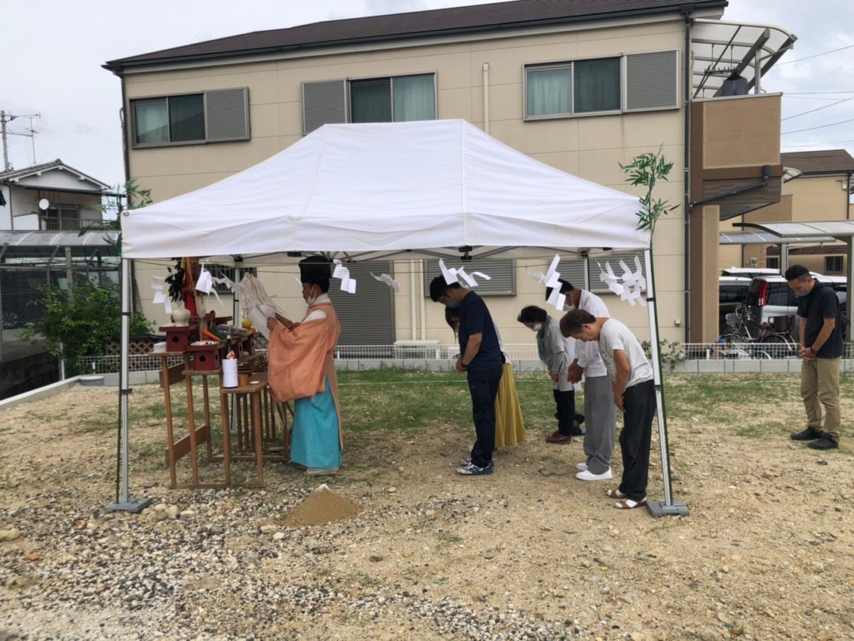 アイデザインホームの現場リポート　地鎮祭の現場リポート　大阪府の工事現場　大阪府で注文住宅ならアイデザインホーム　堺市で注文住宅　人々がテントの下でお辞儀をしている