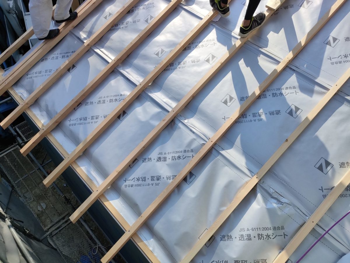 アイデザインホームの現場リポート　上棟の風景　三重県の工事現場　三重県で注文住宅ならアイデザインホーム　　三重県四日市市の注文住宅
遮熱シート、垂木を施工します