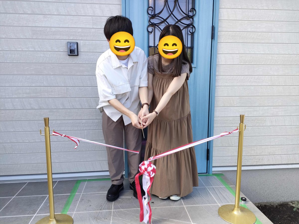 アイデザインホームの現場リポート お引渡しの現場リポート 岐阜県で注文住宅ならアイデザインホーム 羽島郡で注文住宅 夫婦が扉の前で一緒にテープカットをしている