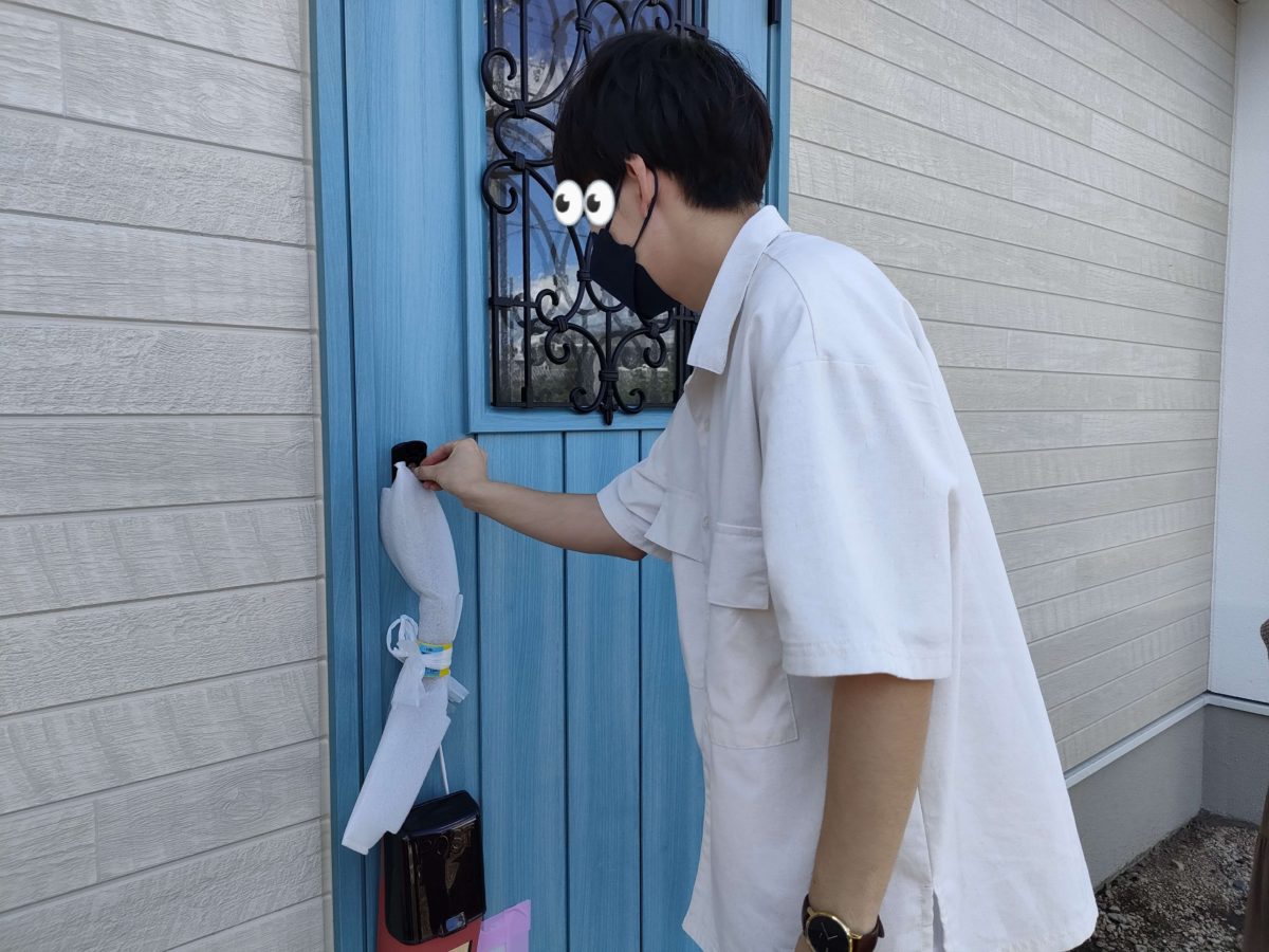 アイデザインホームの現場リポート　お引渡しの現場リポート　岐阜県で注文住宅ならアイデザインホーム　羽島郡で注文住宅　マスクをつけた男性が玄関の鍵を閉めているところ