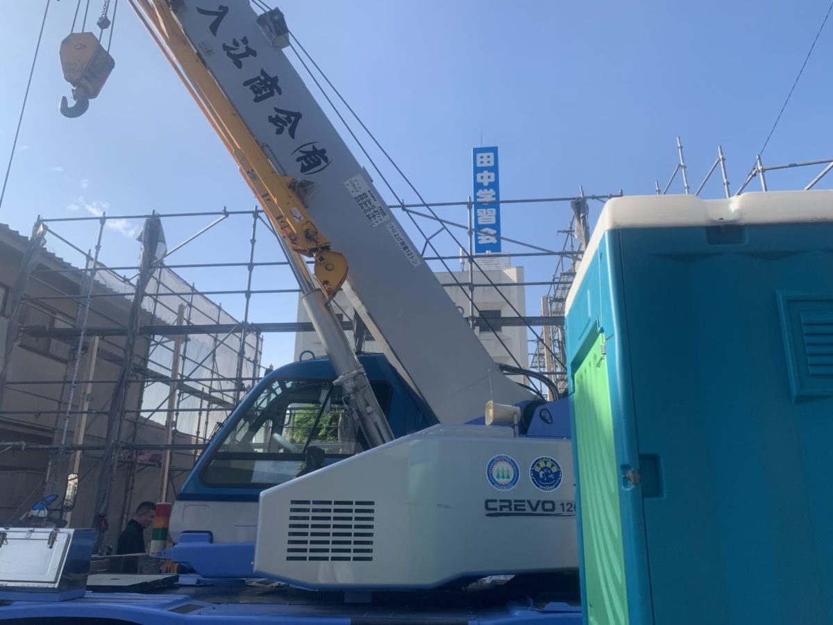 アイデザインホームの現場リポート 上棟の現場リポート 広島県の工事現場 広島県で注文住宅ならアイデザインホーム 福山市で注文住宅 大きなクレーン車と仮説トイレ