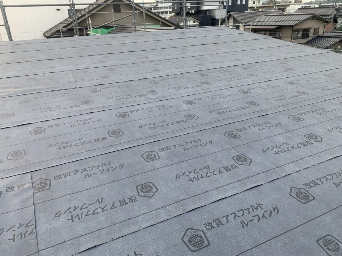 アイデザインホームの現場リポート　上棟の現場リポート　広島県の工事現場　広島県で注文住宅ならアイデザインホーム　福山市で注文住宅グレーのシートと組まれた鉄パイプ