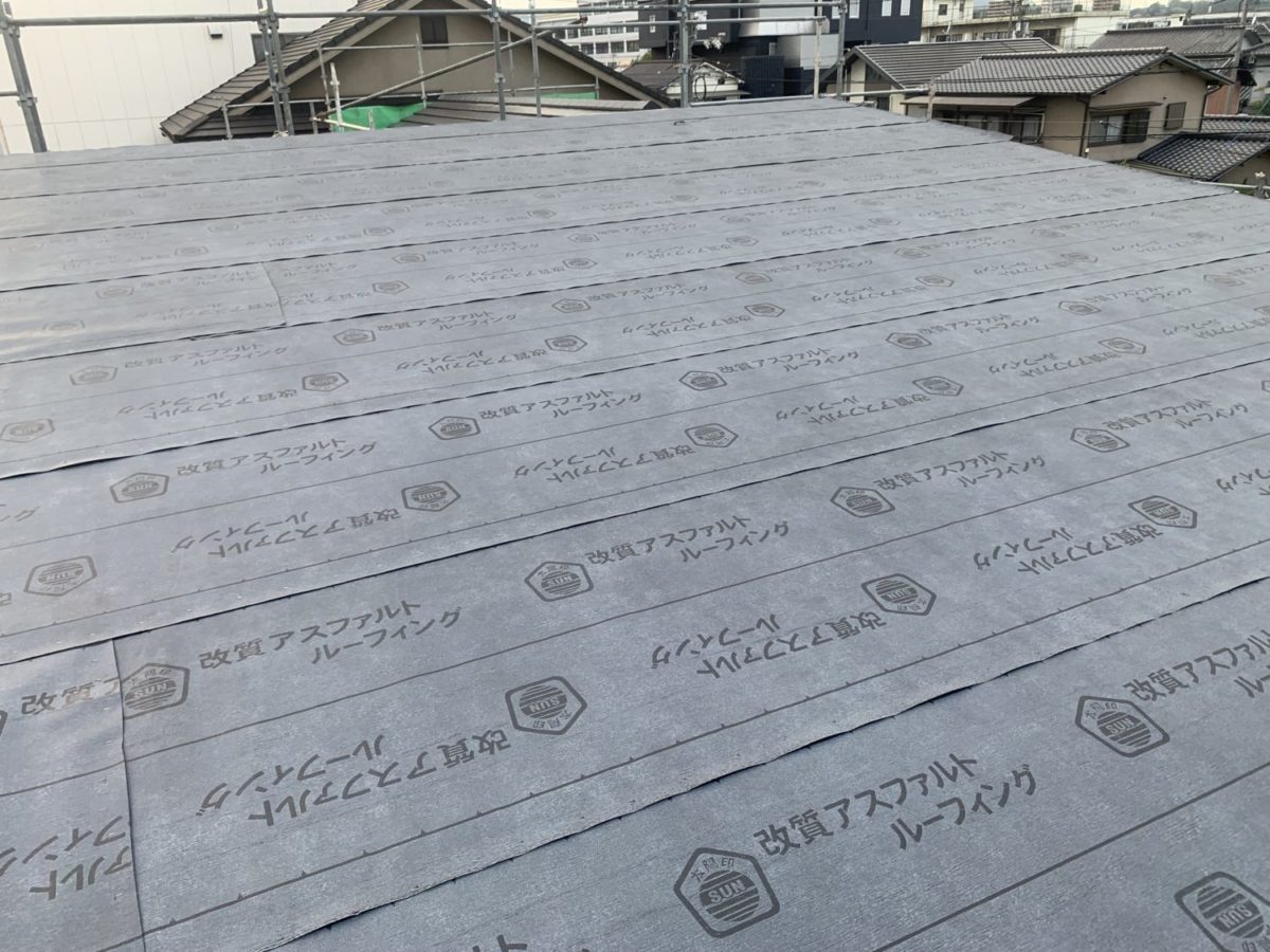 アイデザインホームの現場リポート 上棟の現場リポート 広島県の工事現場 広島県で注文住宅ならアイデザインホーム 福山市で注文住宅グレーのシートと組まれた鉄パイプ