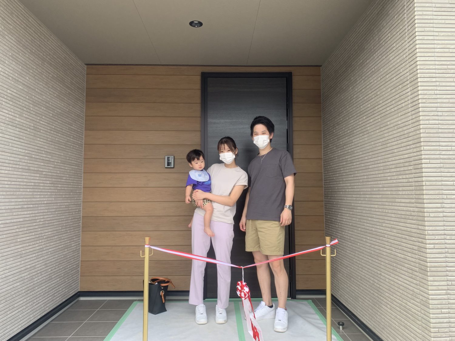 アイデザインホームの現場リポート　お引渡しの現場リポート　広島県で注文住宅ならアイデザインホーム　東広島市で注文住宅　扉の前での家族写真
