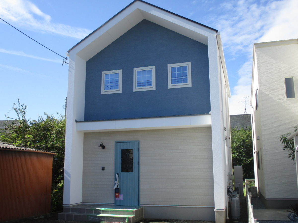 アイデザインホームの現場リポート　お引渡しの現場リポート　岐阜県で注文住宅ならアイデザインホーム　羽島郡で注文住宅　切妻屋根に3つのスクエア窓のある家　ブルーとホワイトを組み合わせた水色の扉のあるお家