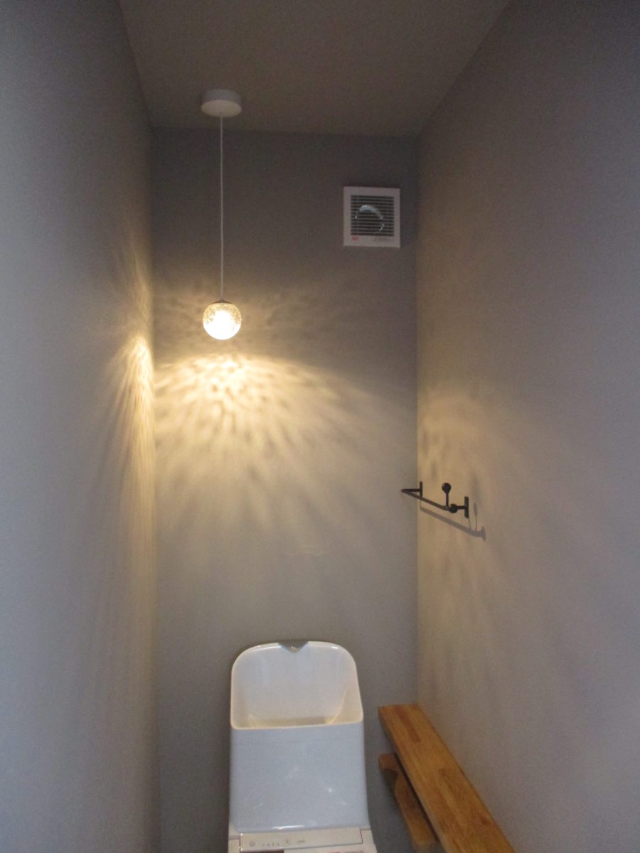 アイデザインホームの現場リポート　お引渡しの現場リポート　岐阜県で注文住宅ならアイデザインホーム　羽島郡で注文住宅　手洗い付きのトイレとペンダントライトの明かりが反射した高級感のあるトイレ