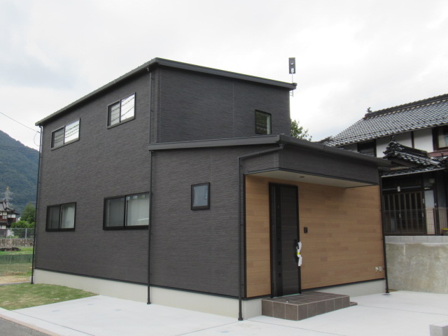 アイデザインホームの現場リポート 広島県の注文住宅 広島市安佐北区の注文住宅
完成物件の外観 黒いサイディング
木目調のアクセント