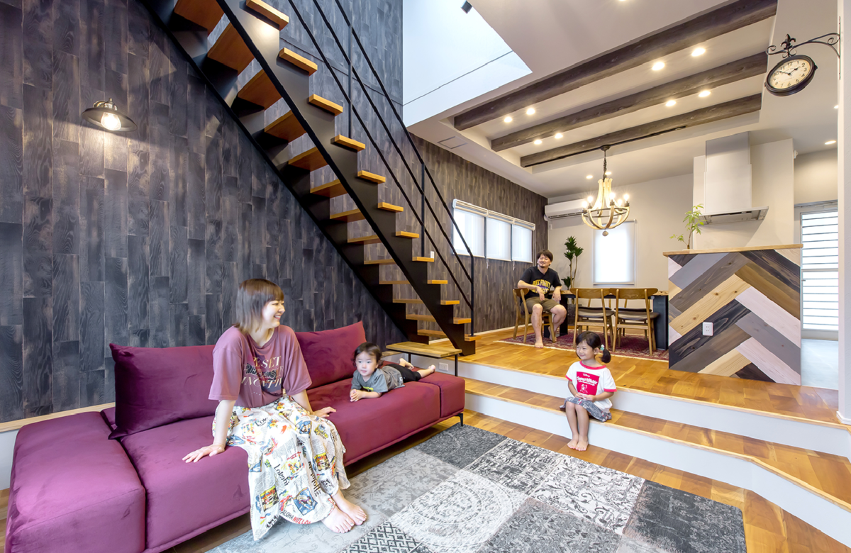 アイデザインホーム
注文住宅
広島県広島市佐伯区
ダイナミックな吹抜空間に存在感のあるスケルトン階段がアクセントとなったリビング・ダイニング。リビングは床下げを行っており、より一層の開放感を獲得しています
