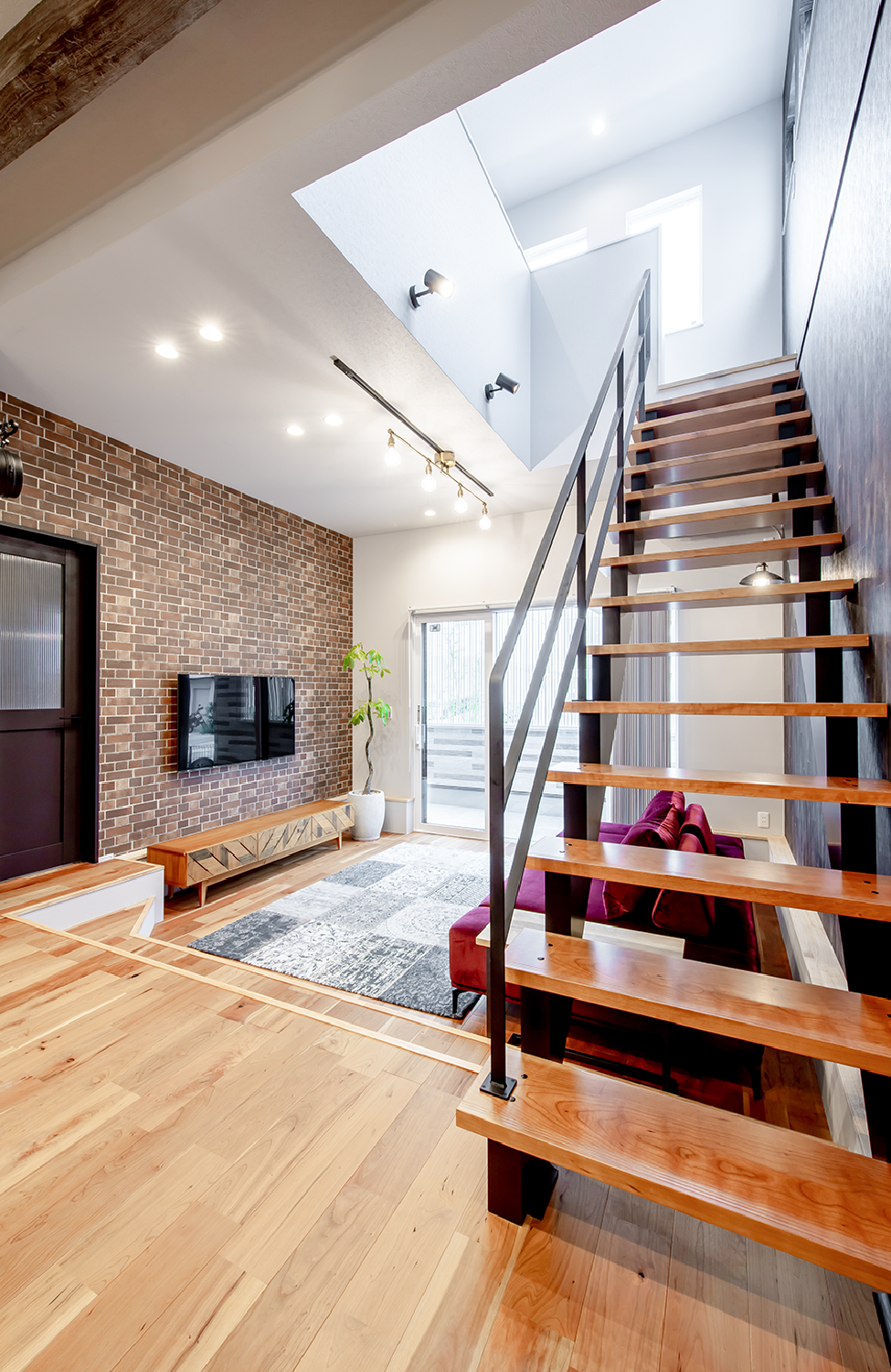 アイデザインホーム
注文住宅
広島県広島市佐伯区
TV側にはレンガ調、階段側にはヴィンテージ調、その他はホワイトと、3種類のウォールを使って構成されたリビングは、カフェライクな空間を創造しています