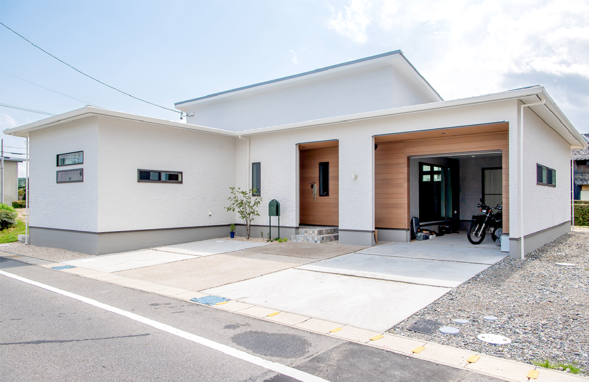 アイデザインホーム
注文住宅
愛知県刈谷市
平屋建ながらモダンで個性的なファサードの外観
南側の屋根には太陽光発電パネルを設置しています。
