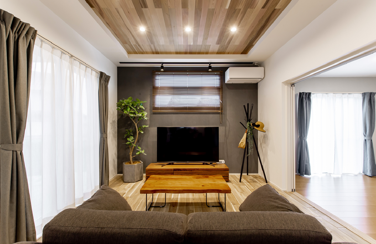 アイデザインホーム
注文住宅
愛知県刈谷市
床に無垢のアカシア・折上天井にレッドシダーを採用した、木の温もりを感じられるのが特徴のリビング。チャコールグレーのアクセントクロスが落ち着きのある空間を創造しています