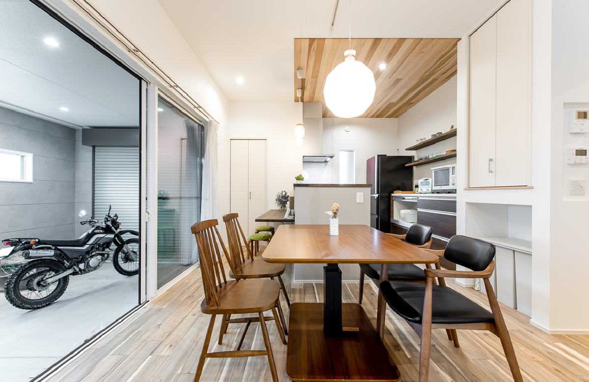 アイデザインホーム
注文住宅
愛知県刈谷市
様々な所に収納を設けた、デザイン性と利便性を両立したキッチン。対面キッチンにはカフェカウンターを併設しています