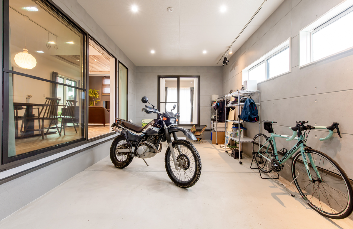 アイデザインホーム
注文住宅
愛知県刈谷市
約14帖のバイクガレージは、バイクやロードバイクを収めても十分なゆとりを確保しています。