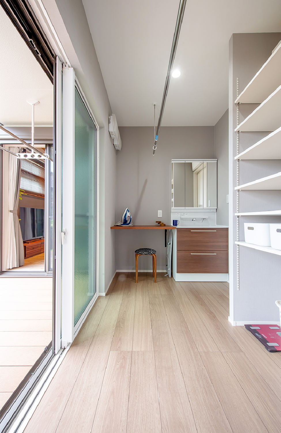 アイデザインホーム
注文住宅
愛知県刈谷市
アイロン台や室内物干しを備えた便利なランドリールーム。外には急な雨でも安心のインナーテラスがあります。