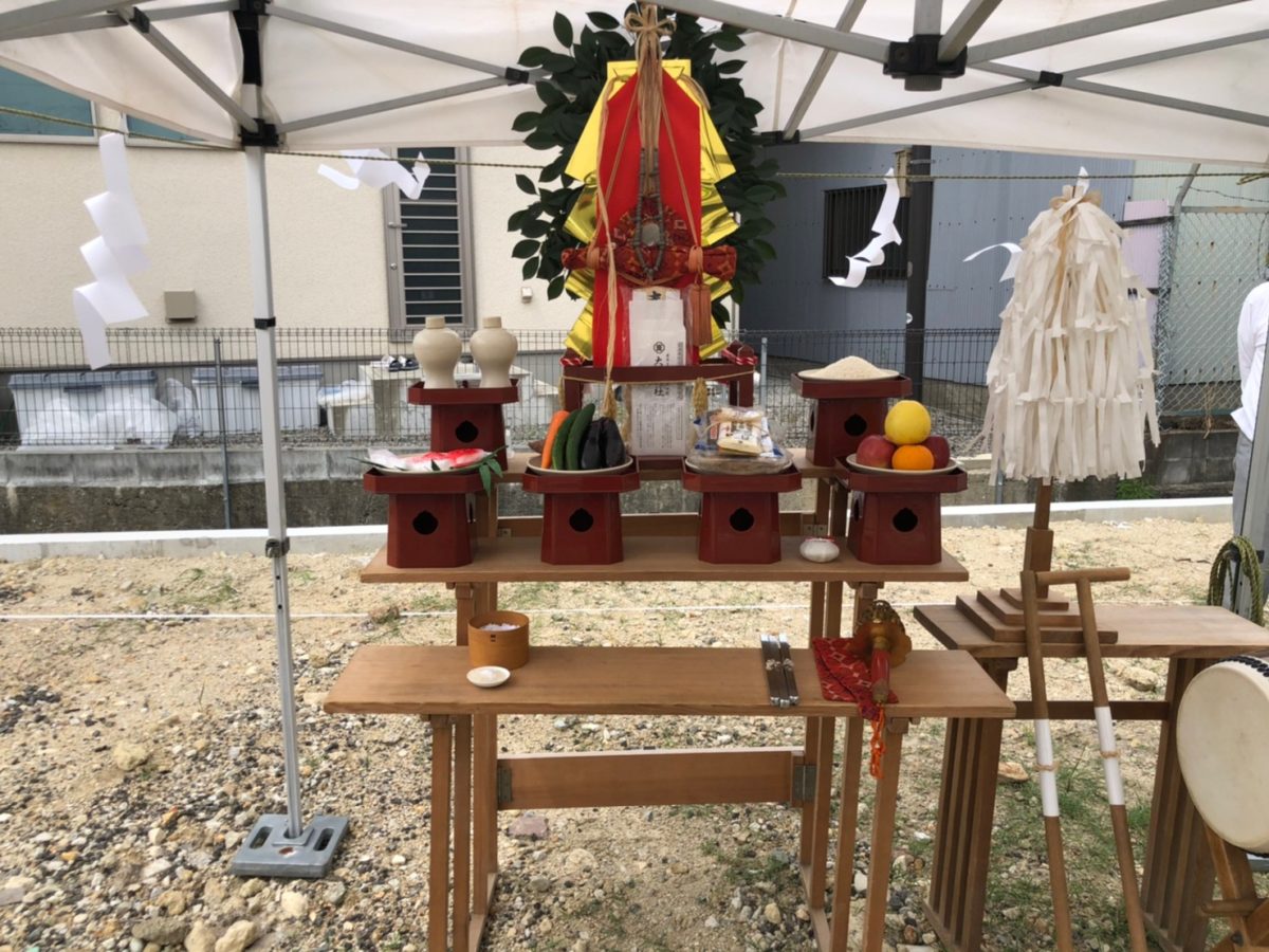アイデザインホームの現場リポート　地鎮祭の現場リポート　大阪府の工事現場　大阪府で注文住宅ならアイデザインホーム　堺市で注文住宅　テントの下で行う地鎮祭の様子　