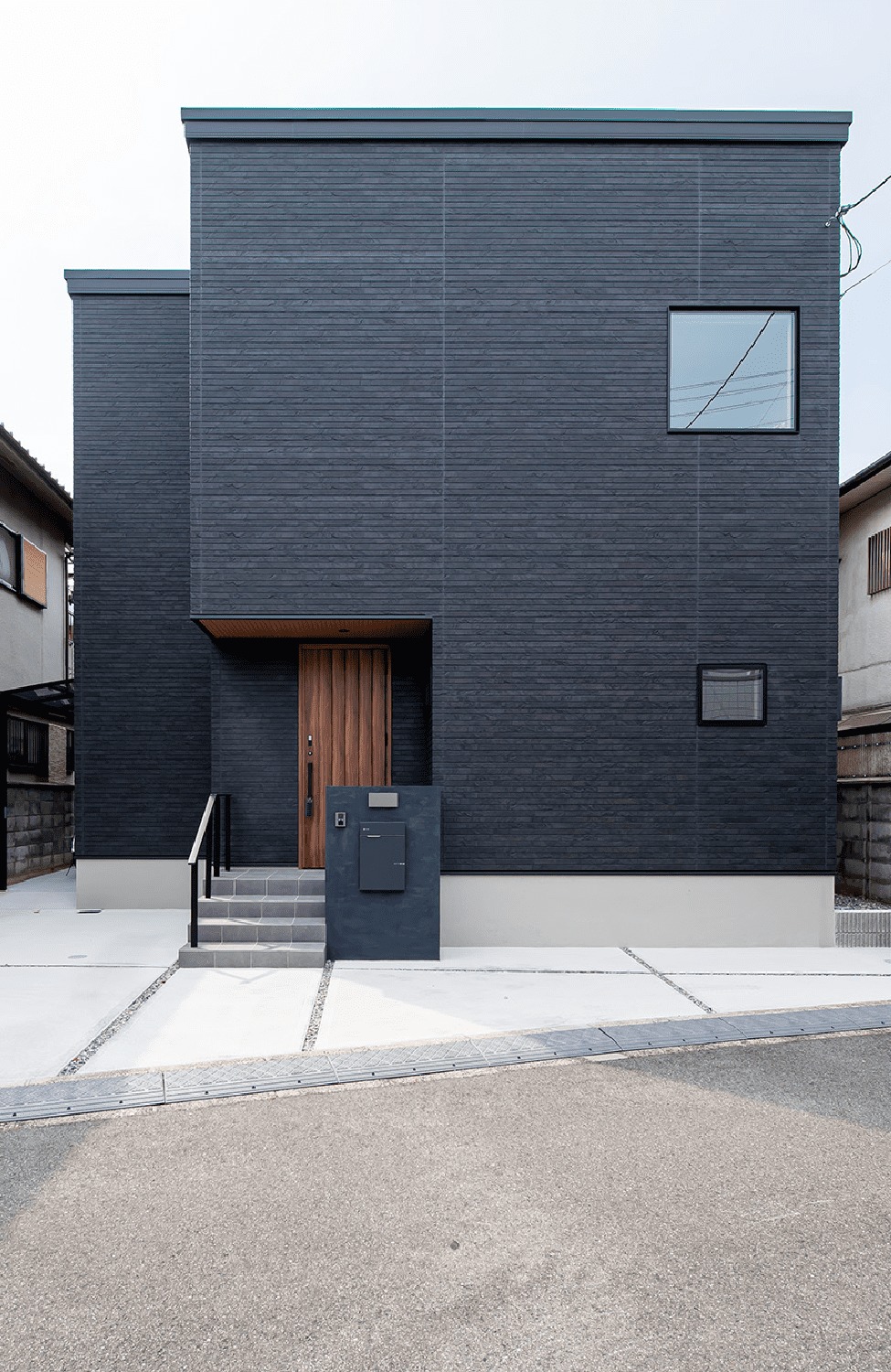 大阪府の注文住宅　大阪府堺市の建築実例　アイデザインホームの建築実例　大阪府で注文住宅ならアイデザインホーム　BOX型のシンプルなファサードに黒い外壁を用いてモダンな印象を与える外観　ブラックのサッシとスクエア窓が印象的な外観