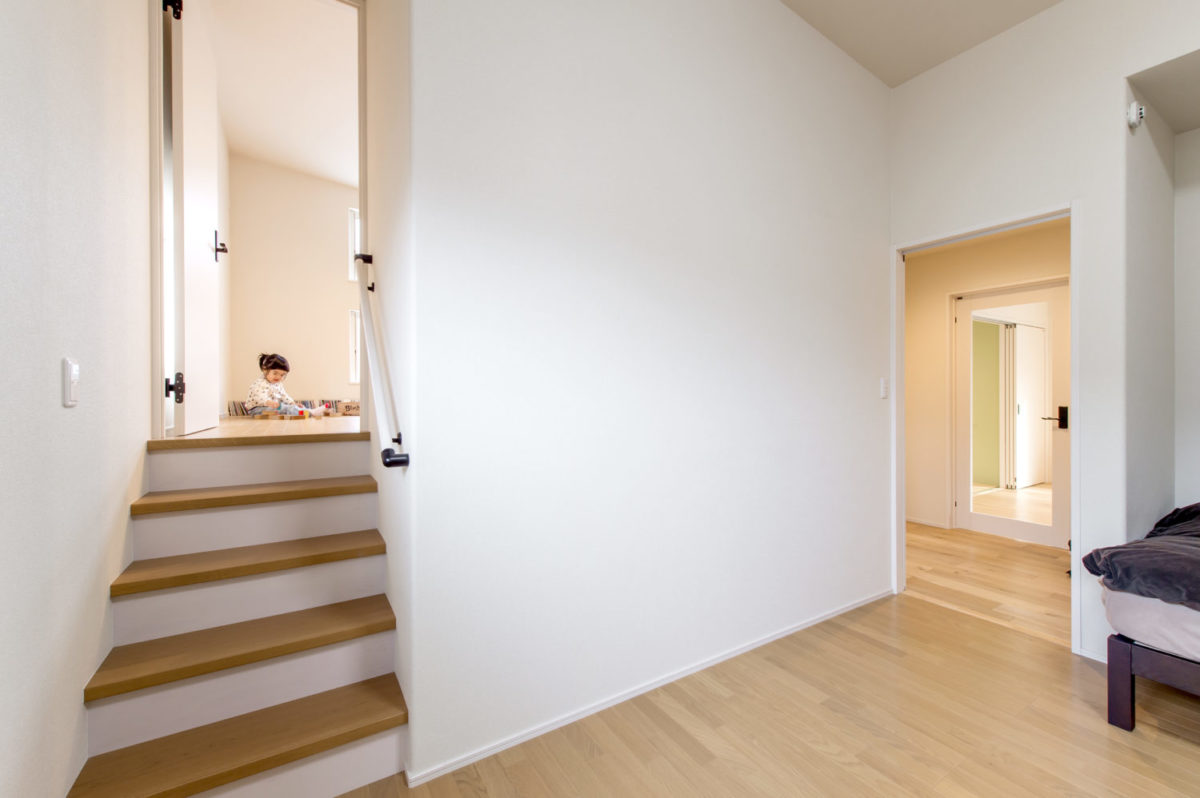アイデザインホーム
注文住宅
広島県安芸郡府中町
寝室からつながるハーフ吹抜上部は階段付ロフトとして、子どもの遊び場として活用しています