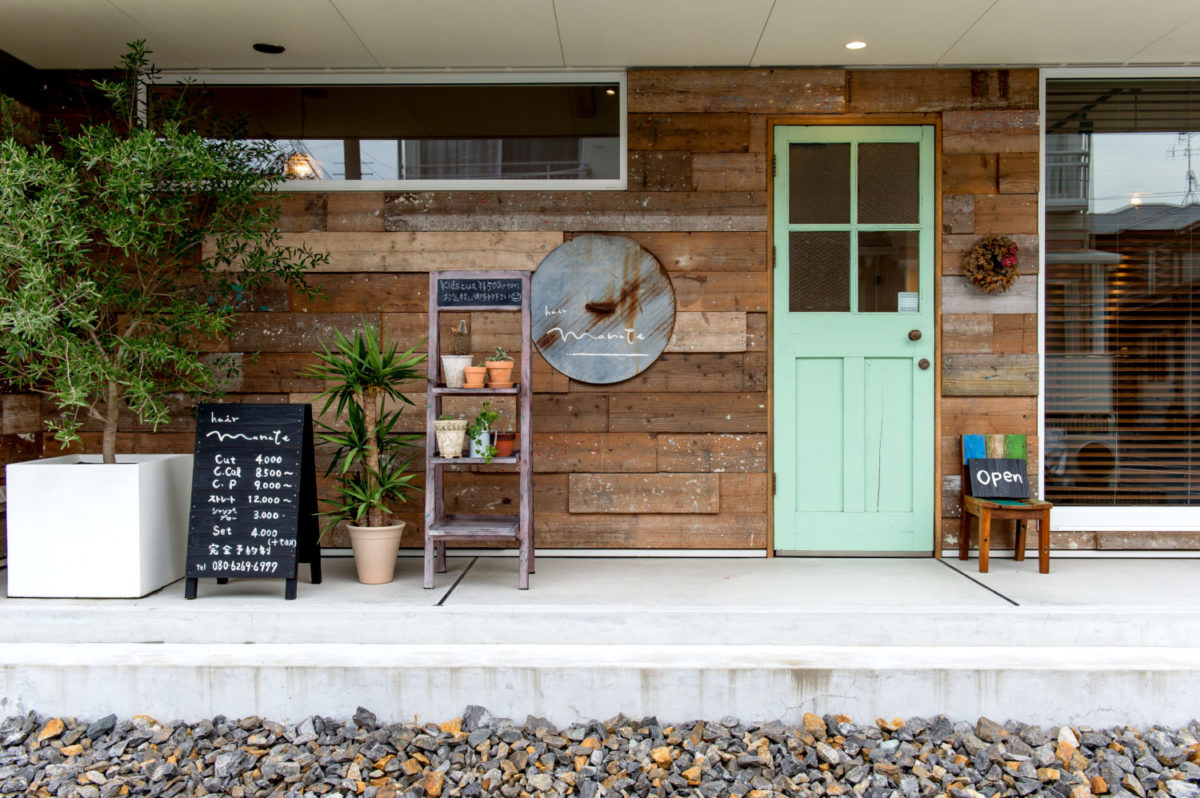 アイデザインホーム
注文住宅
広島県安芸郡府中町
美容室の入口にあたるポーチの壁面には足場板を大胆に採用し、素朴で味わいのある雰囲気を醸し出しています。そしてアンティークの木製玄関ドアや大きなFIX窓がアクセントに