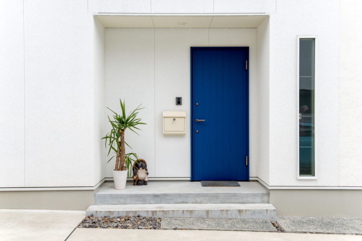 アイデザインホーム
注文住宅
広島県安芸郡府中町
自宅側正面から見た外観。モダンなデザインにブルーの扉がアクセントに