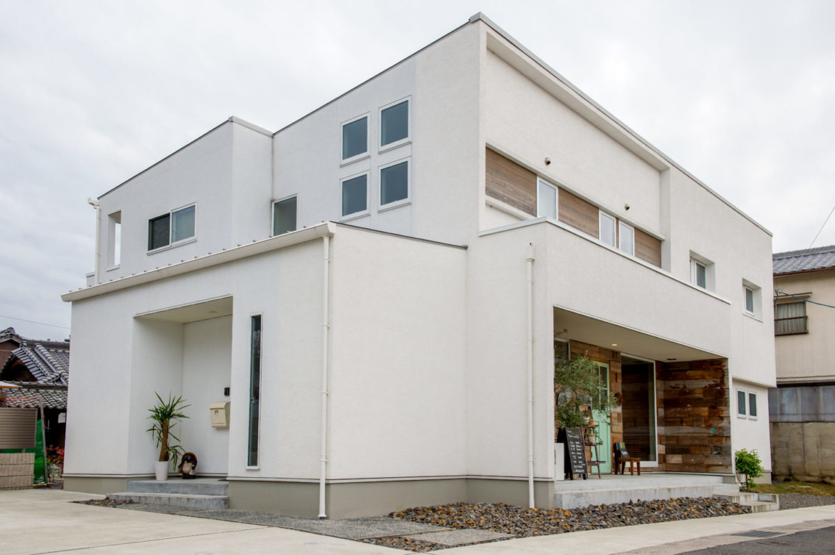 アイデザインホーム
注文住宅
広島県安芸郡府中町
白を基調としたスッキリとした外観に、足場板による装飾が印象的な外観