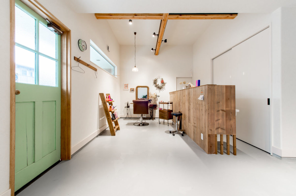 アイデザインホーム
注文住宅
広島県安芸郡府中町
土間仕上げとなった美容室内部は、ハーフ吹抜により天井が高く開放的な空間