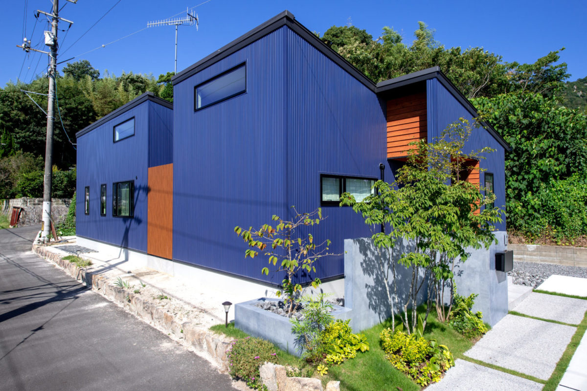 アイデザインホーム
注文住宅
広島県廿日市市
鮮やかなブルーのガルバリウム鋼板による外壁と、杉板張りや縦格子ルーバーのアクセントが印象的な外観