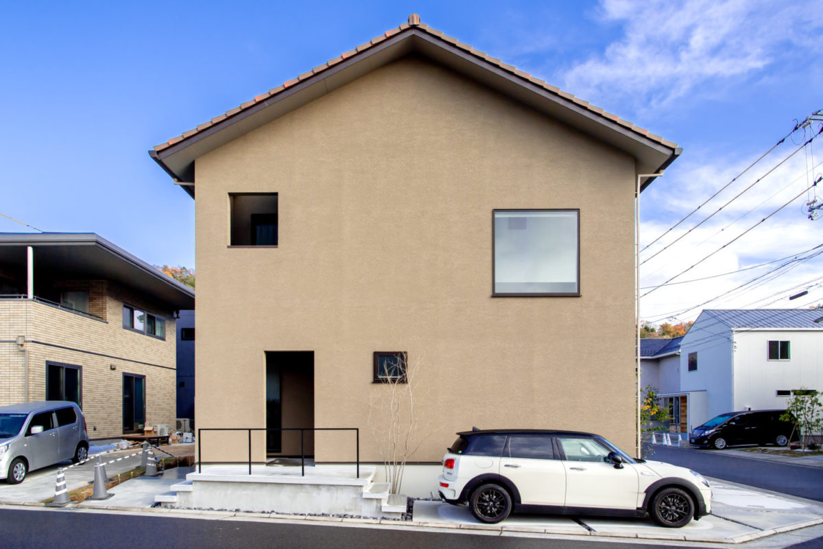 アイデザインホーム
広島注文住宅
アースカラーであるカーキ1トーンで整えた落ち着きのある切妻屋根の外観は、年月を経ても飽きの来ない普遍的なデザインとなります。