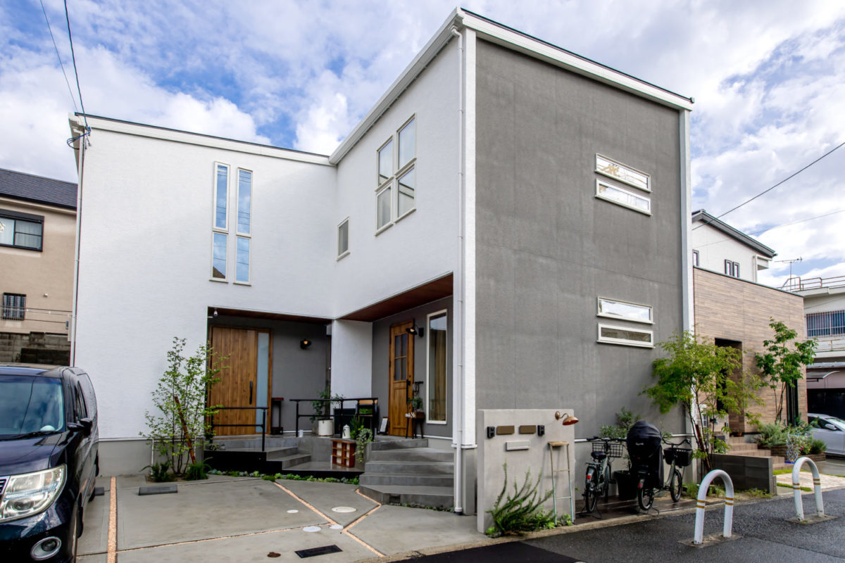 アイデザインホーム
注文住宅
大阪府吹田市
質感のあるグレーとホワイトの塗り壁を外壁に採用し、ナチュラルで風合いのある外観