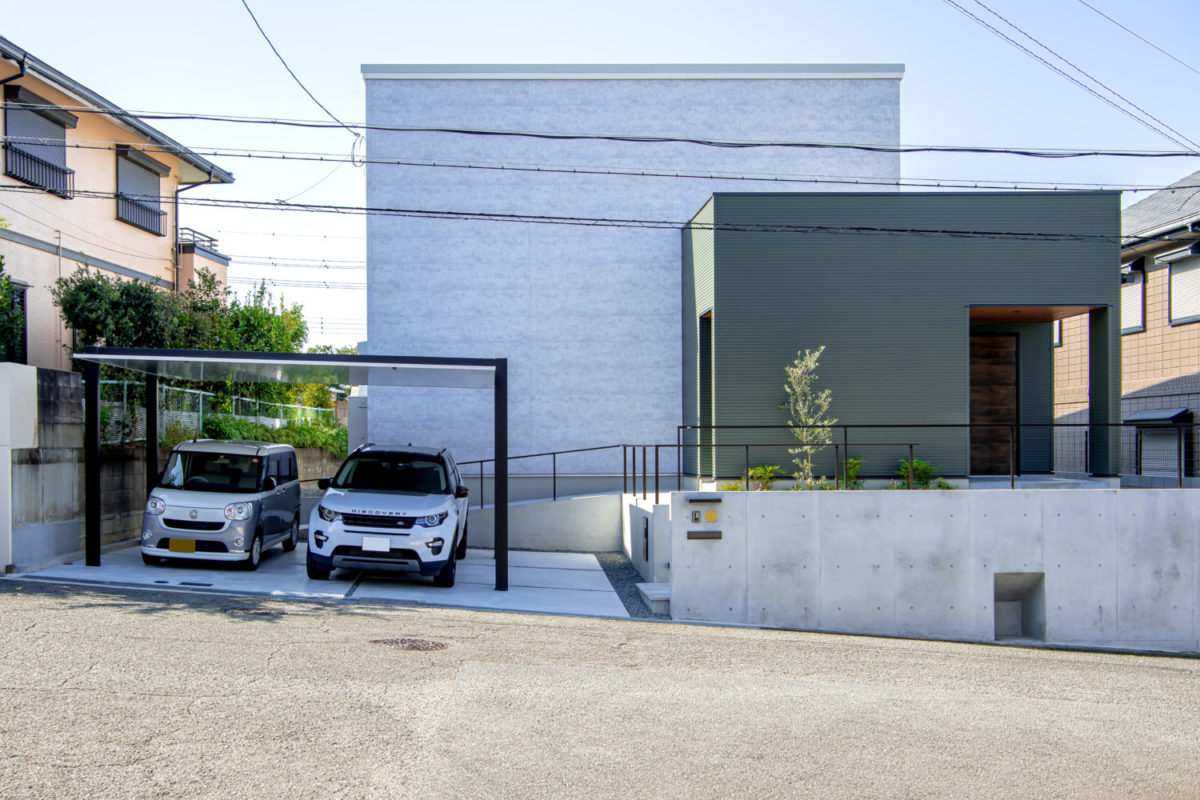 注文住宅
アイデザインホーム
大阪府
薄いグレーとミストグリーンで貼り分けた、2つの箱が連なるような外観