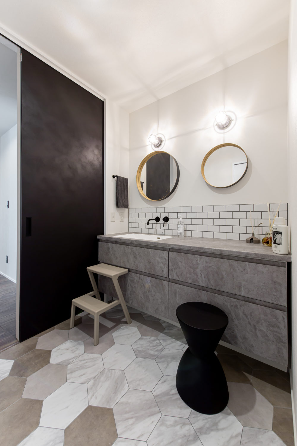 アイデザインホーム
注文住宅
大阪府
ヘキサゴン型のフロアタイルを採用したグレーイッシュカラーでコーディネートした洗面室