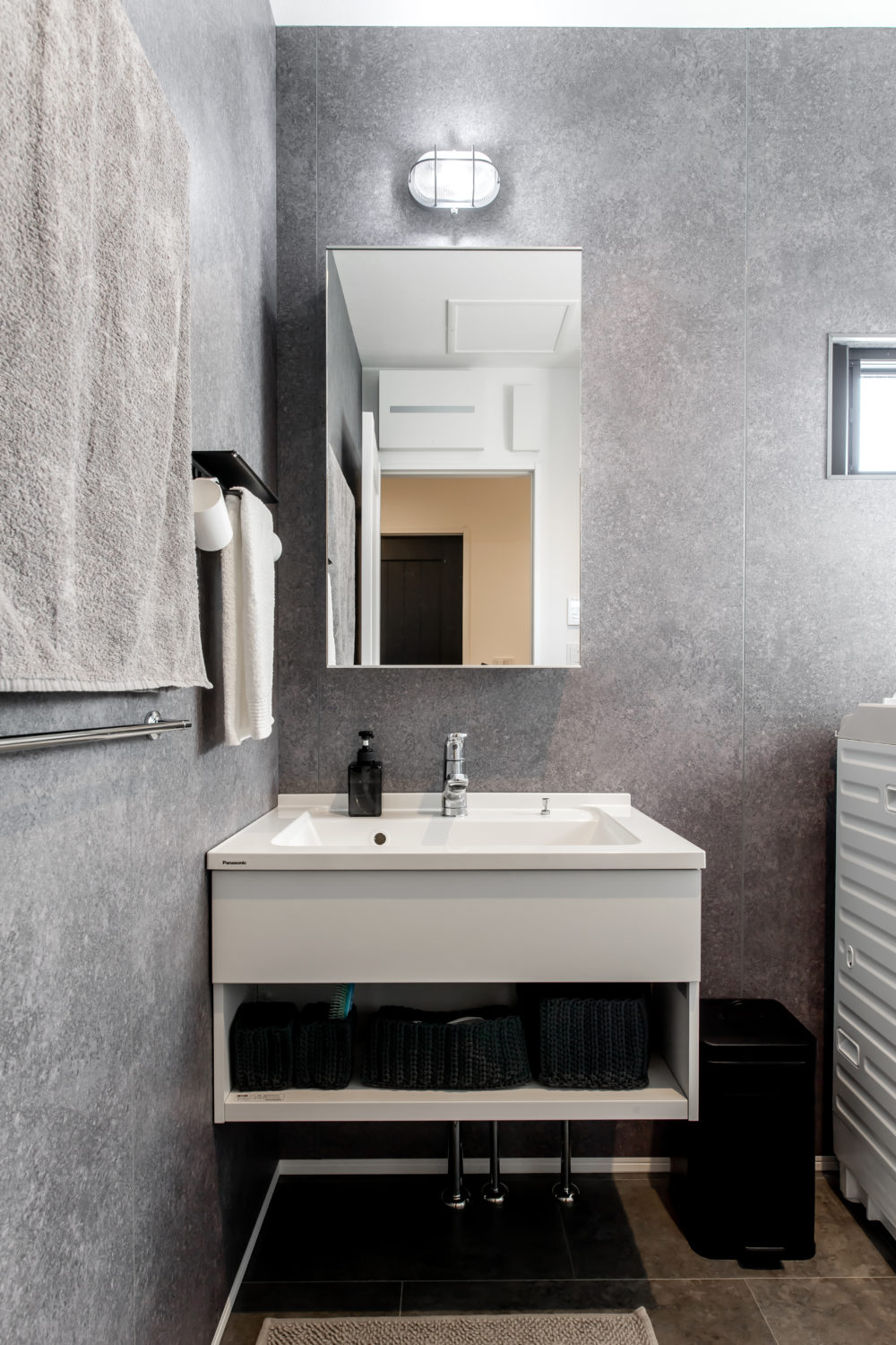 アイデザインホーム
注文住宅
岐阜県岐阜市
ホテルライクなフロートタイプの洗面化粧台と壁紙が印象的な洗面室です