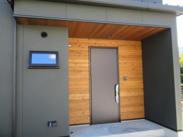 アイデザインホームの現場リポート　広島県の注文住宅　広島市安佐南区の注文住宅
完成物件の外観　黒い玄関ドアと杉板張りの外壁とレッドシダーの軒天