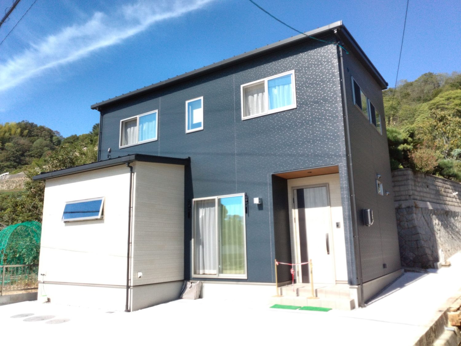 アイデザインホームの現場リポート　広島県の注文住宅　尾道市の注文住宅　完成物件の外観　サイディングの外壁