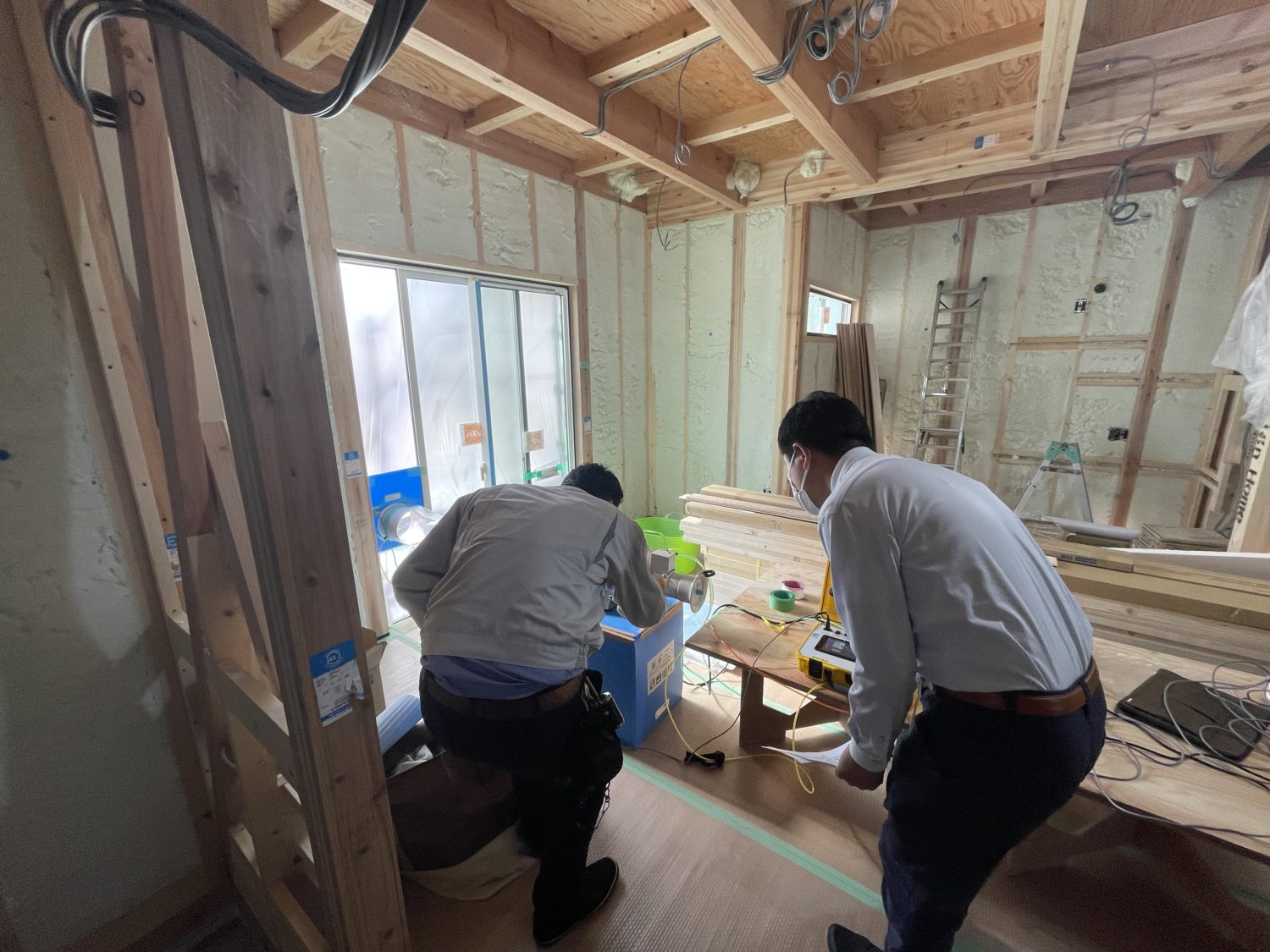 愛知で注文住宅ならアイデザインホーム　愛知県一宮市馬見塚S様邸気密検査　アイデザインホームの現場リポート　愛知の注文住宅　愛知県一宮市の注文住宅　気密測定の様子