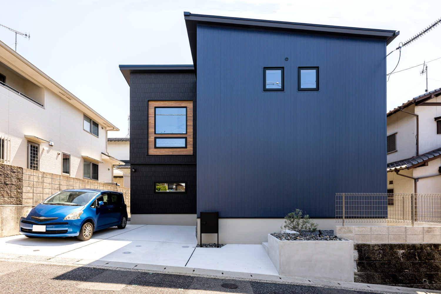 広島で注文住宅ならアイデザインホーム アイデザインホームの実例集 ネイビーブルーの外壁とスキップフロアの家 ネイビーブルーのガルバリウム鋼板をベースにアクセントを加えた外観