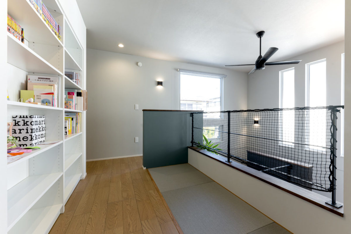 アイデザインホーム
広島注文住宅
2Fホールには造り付本棚と、部分的に畳敷にした「ちょっと座り読み」できるスペース