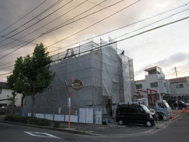 アイデザインホームの現場リポート 上棟の現場リポート 広島県の工事現場 広島県で注文住宅ならアイデザインホーム 広島市で注文住宅 グレーのシートで覆われた建設現場