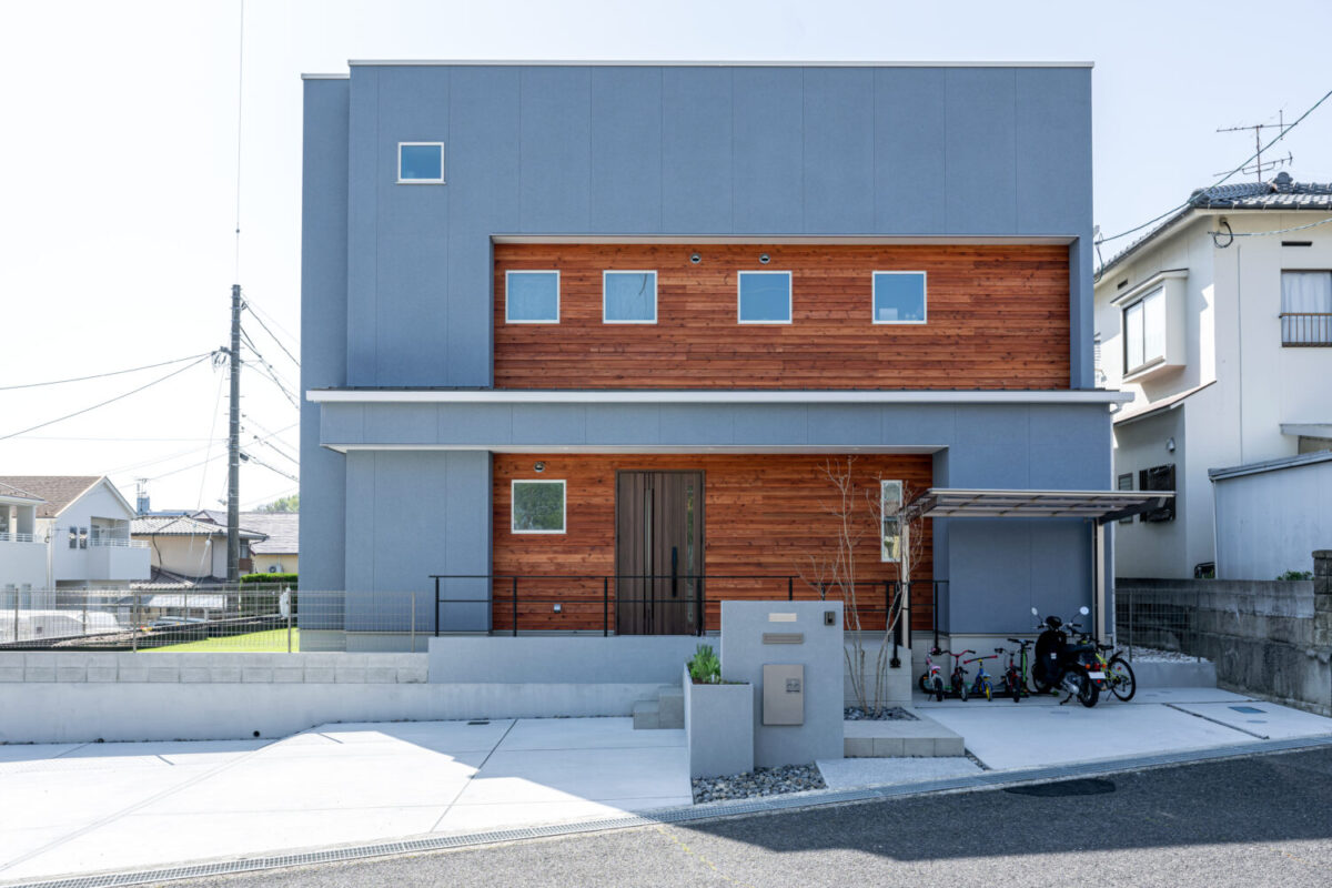 アイデザインホーム
注文住宅
広島県廿日市市
ブルーグレーをベースに羽目板をアクセントにした外観ファサード