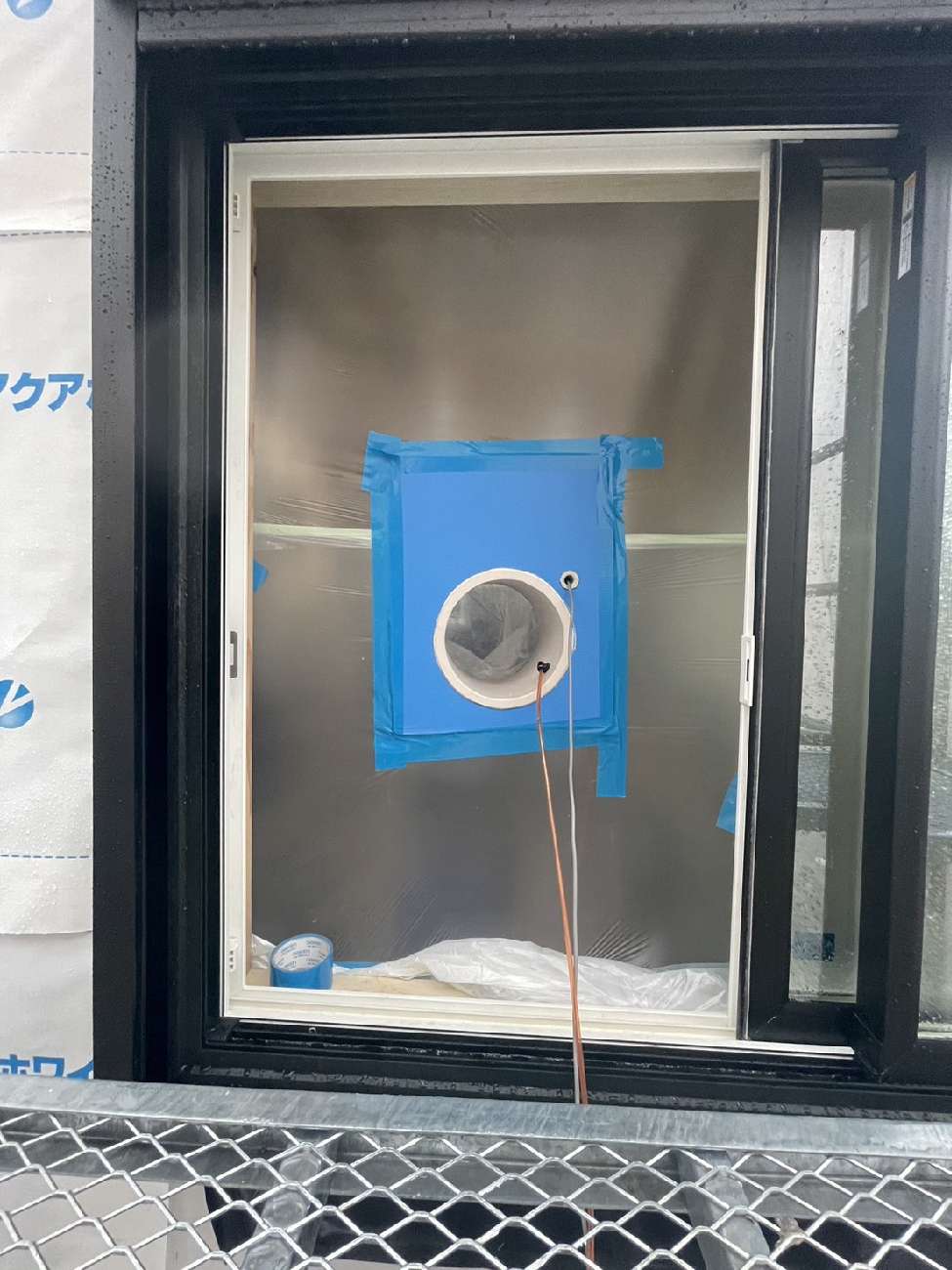 アイデザインホームの現場リポート 気密測定の現場リポート 大阪府の工事現場 大阪府で注文住宅ならアイデザインホーム 窓の部分から外に向けて出る配線