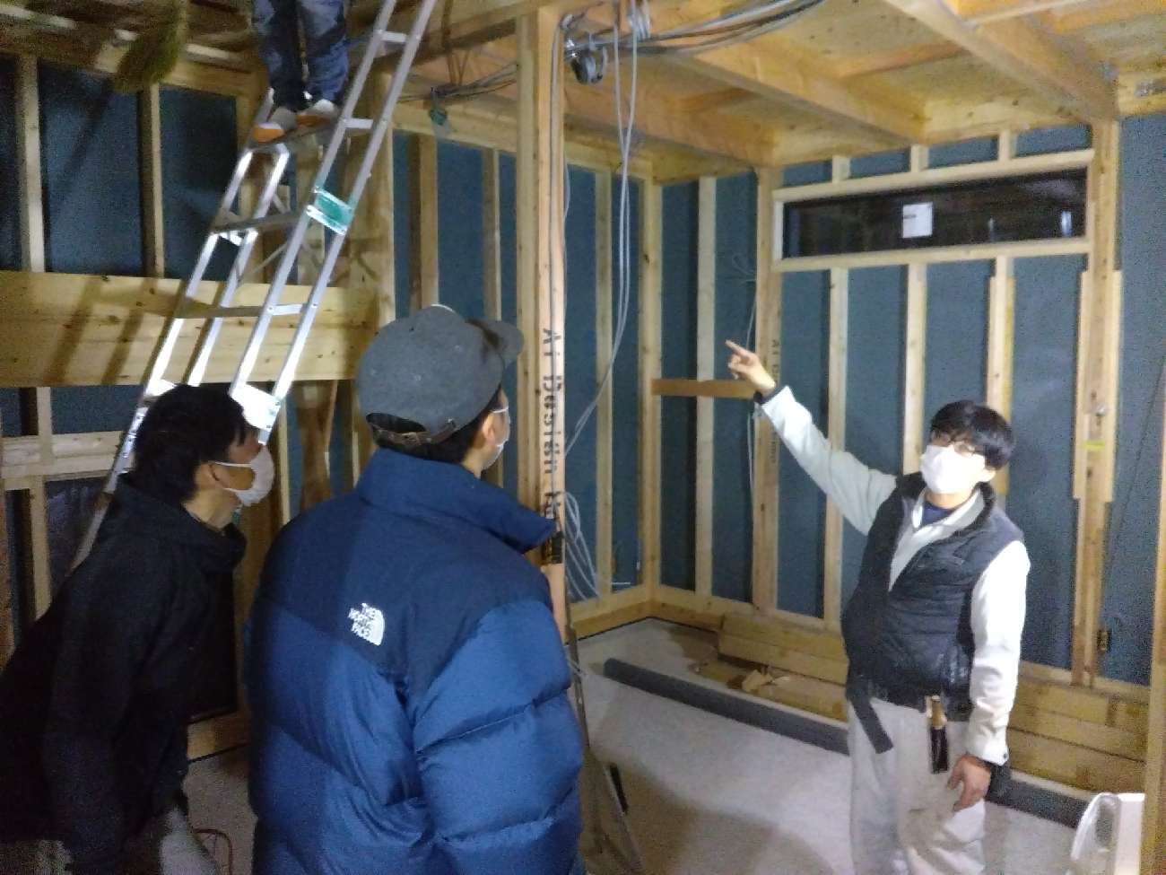 アイデザインホームの現場リポート 上棟立会の現場リポート 大阪府の工事現場 大阪府で注文住宅ならアイデザインホーム お施主様と一緒に電気配線を確認する様子