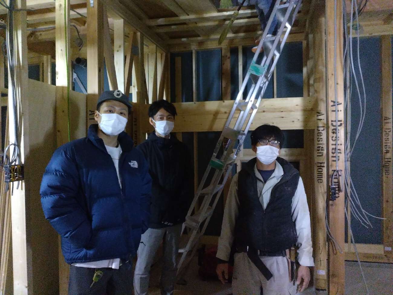 アイデザインホームの現場リポート 上棟立会の現場リポート 大阪府の工事現場 大阪府で注文住宅ならアイデザインホーム みんなで記念撮影をしている様子