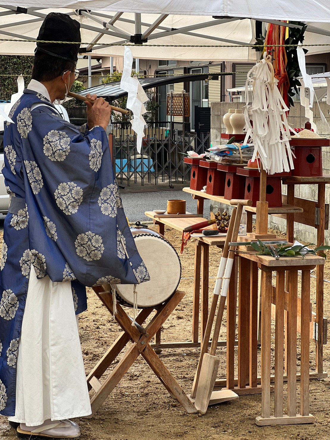 アイデザインホームの現場リポート　地鎮祭の現場リポート　兵庫県で注文住宅ならアイデザインホーム　祭壇の前で横笛を吹く神主さん