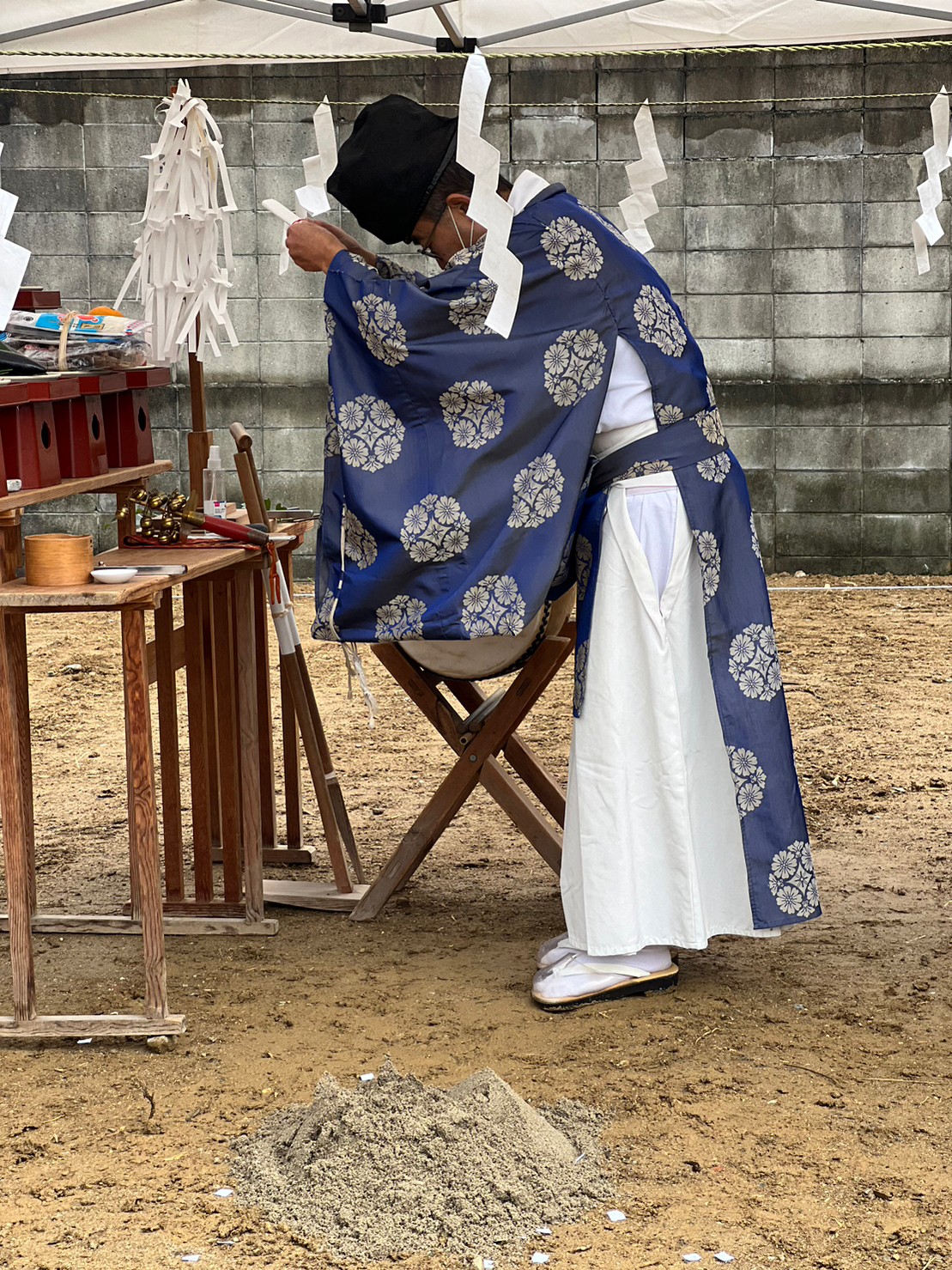 アイデザインホームの現場リポート　地鎮祭の現場リポート　兵庫県で注文住宅ならアイデザインホーム　祭壇にて地鎮祭を行う神主さん