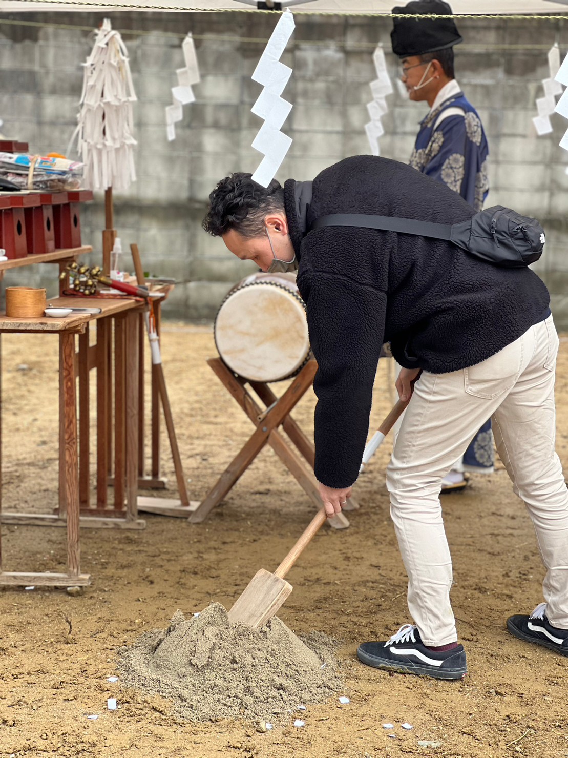 アイデザインホームの現場リポート　地鎮祭の現場リポート　兵庫県で注文住宅ならアイデザインホーム　鋤入れをする男性
