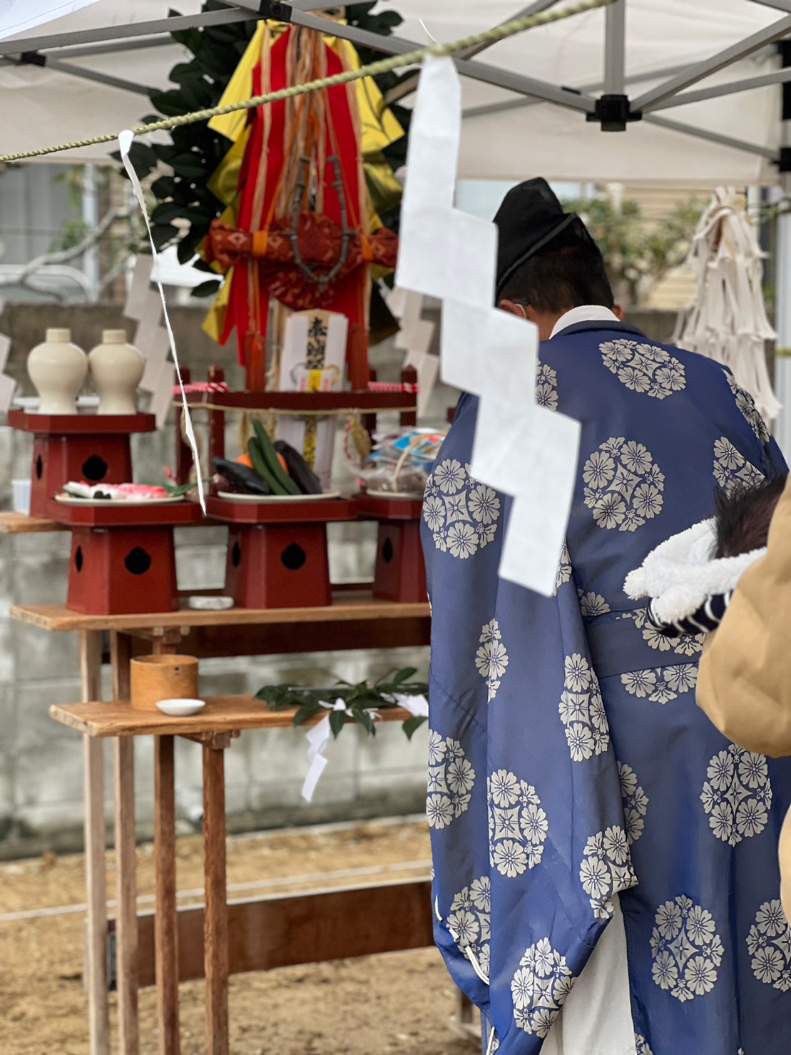 アイデザインホームの現場リポート　地鎮祭の現場リポート　兵庫県で注文住宅ならアイデザインホーム　祭壇の前で儀式を行う神主さん