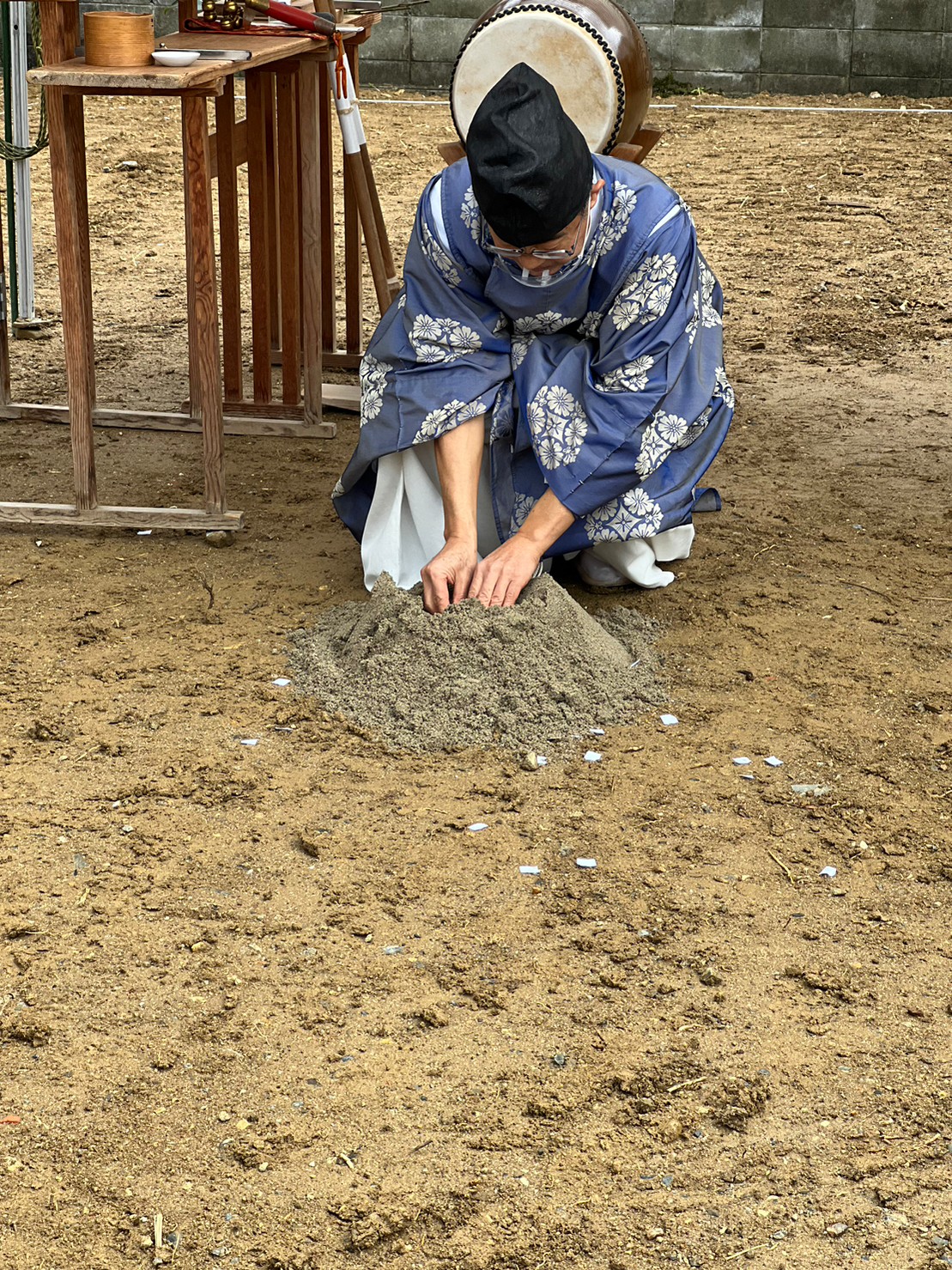 アイデザインホームの現場リポート　地鎮祭の現場リポート　兵庫県で注文住宅ならアイデザインホーム　土に手を入れる神主さん