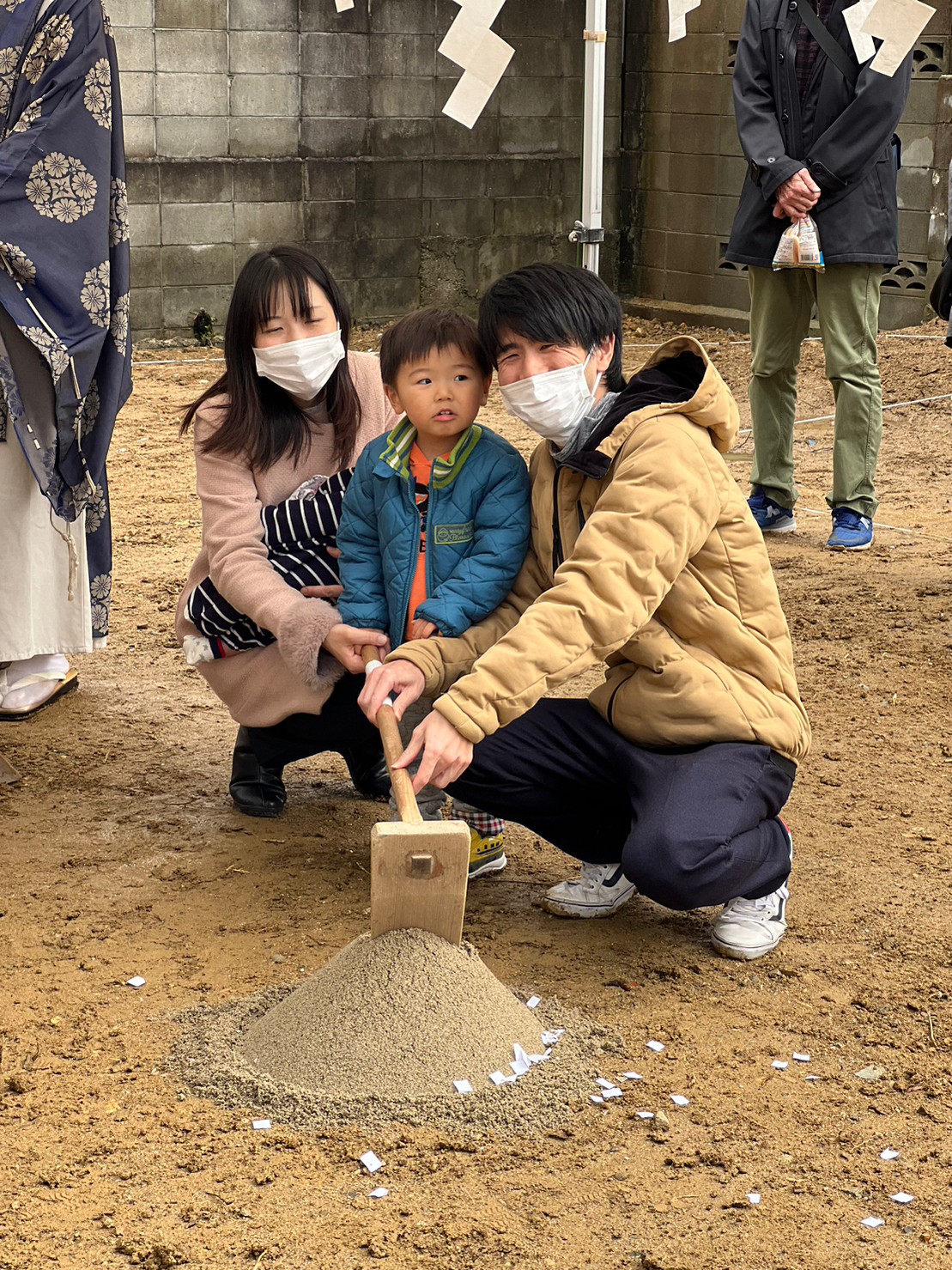 アイデザインホームの現場リポート　地鎮祭の現場リポート　兵庫県で注文住宅ならアイデザインホーム　鍬入れをする家族の様子