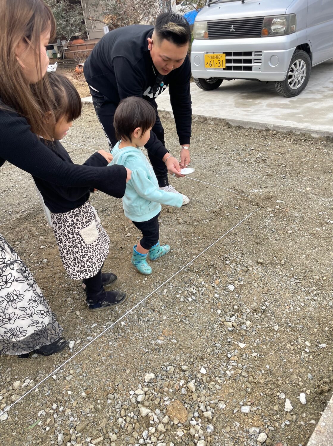 アイデザインホームの現場リポート　地鎮祭の現場リポート　広島県の工事現場　広島県で注文住宅ならアイデザインホーム　土地の四隅に塩をまく家族